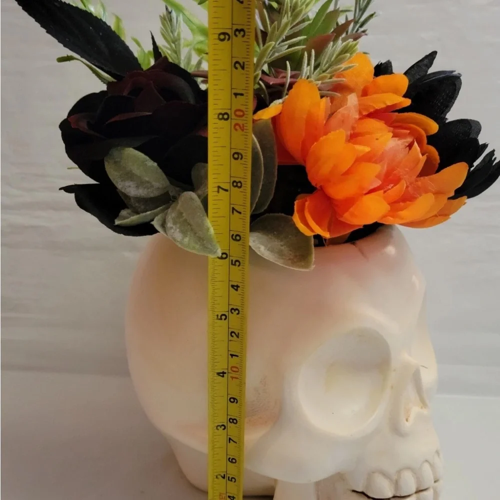 2022 Hyde Eek White Skull Succulent Plant Flower Ghoulish Garden Halloween